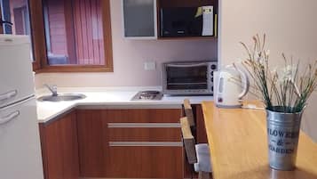 Refrigerador, microondas, horno, cafetera/tetera