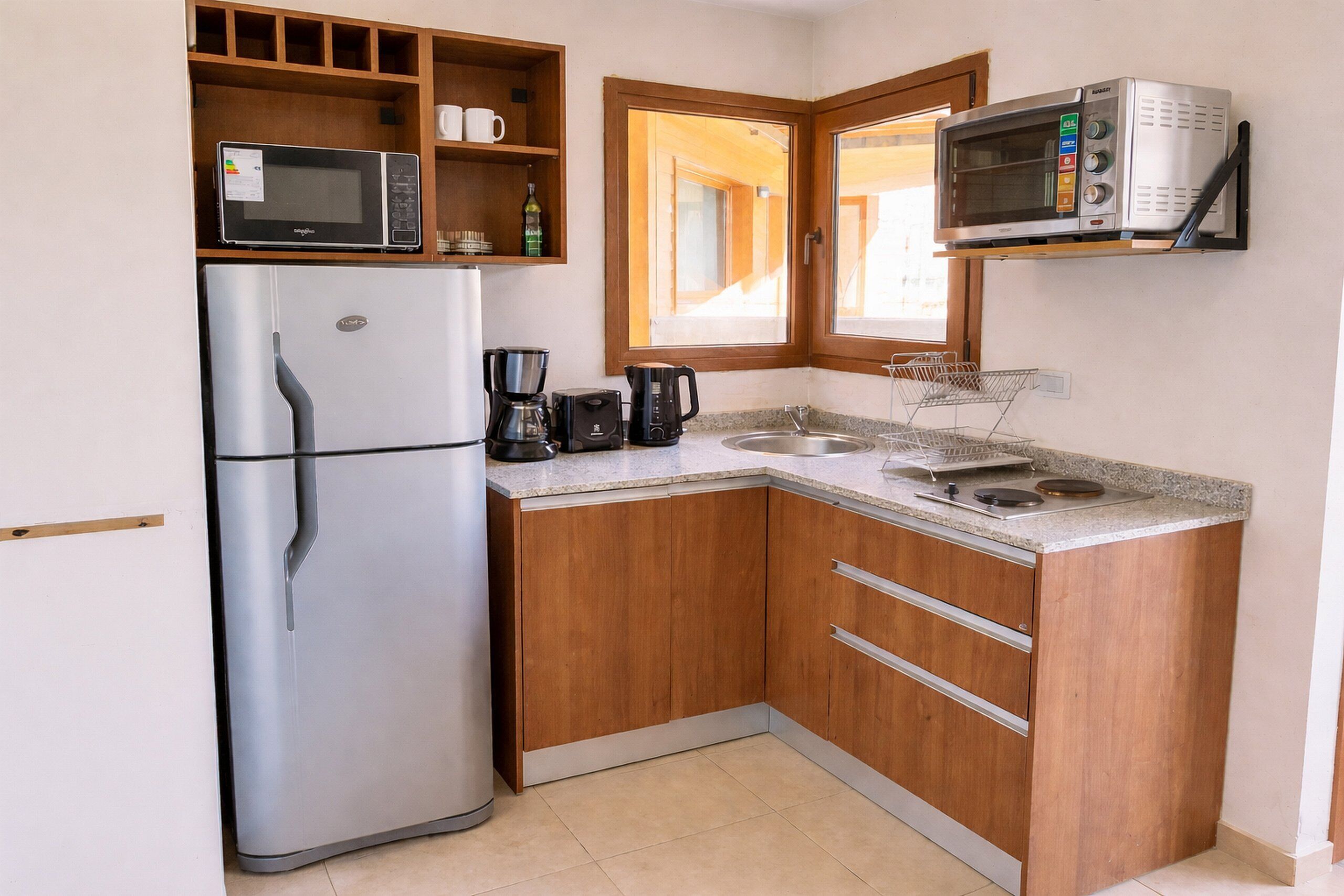 Réfrigérateur, micro-ondes, four, cafetière/bouilloire