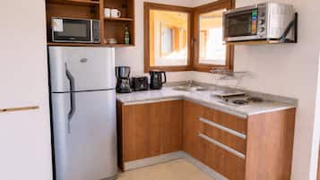 Réfrigérateur, micro-ondes, four, cafetiÚre/bouilloire