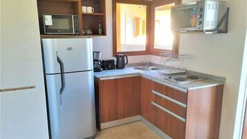 Kühlschrank, Mikrowelle, Ofen, Wasserkocher mit Kaffee-/Teezubehör