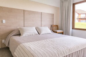 1 quarto, acesso à internet, roupa de cama