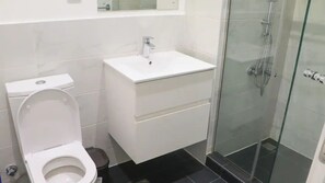 Shower, towels, soap, shampoo - Entire rental unit in Accra, Ghana
 (Accra)
