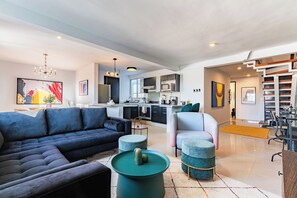 Leilighet – deluxe, 5 soverom | Oppholdsområde | TV
