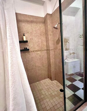 Dusche, Haartrockner, Handtücher, Seife