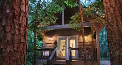 Romantic Cottage Getaway, tucked peacefully in the woods