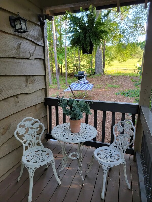 Outdoor dining - Romantic Cottage Getaway, tucked peacefully in the woods (Pickens)