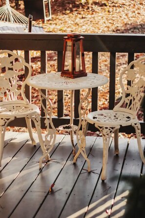 Outdoor dining - Romantic Cottage Getaway, tucked peacefully in the woods (Pickens)