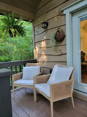 Terrace/patio - Romantic Cottage Getaway, tucked peacefully in the woods (Pickens)