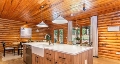 Modern and Luxurious Cabin Retreat, 5 minutes from Cumming City Center