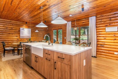 Modern and Luxurious Cabin Retreat, 5 minutes from Cumming City Center