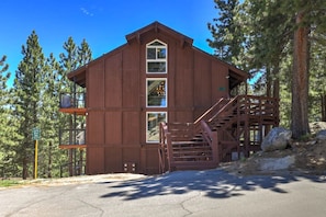 A two-story wooden cabin with a staircase leading to the upper level. - Pet-Friendly 3BR | Heavenly & Fireplace | Sleeps 7 (Stateline)