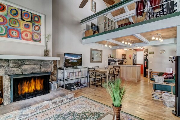 Una televisión, una chimenea