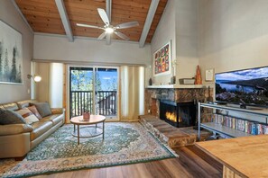 Una televisión, una chimenea
