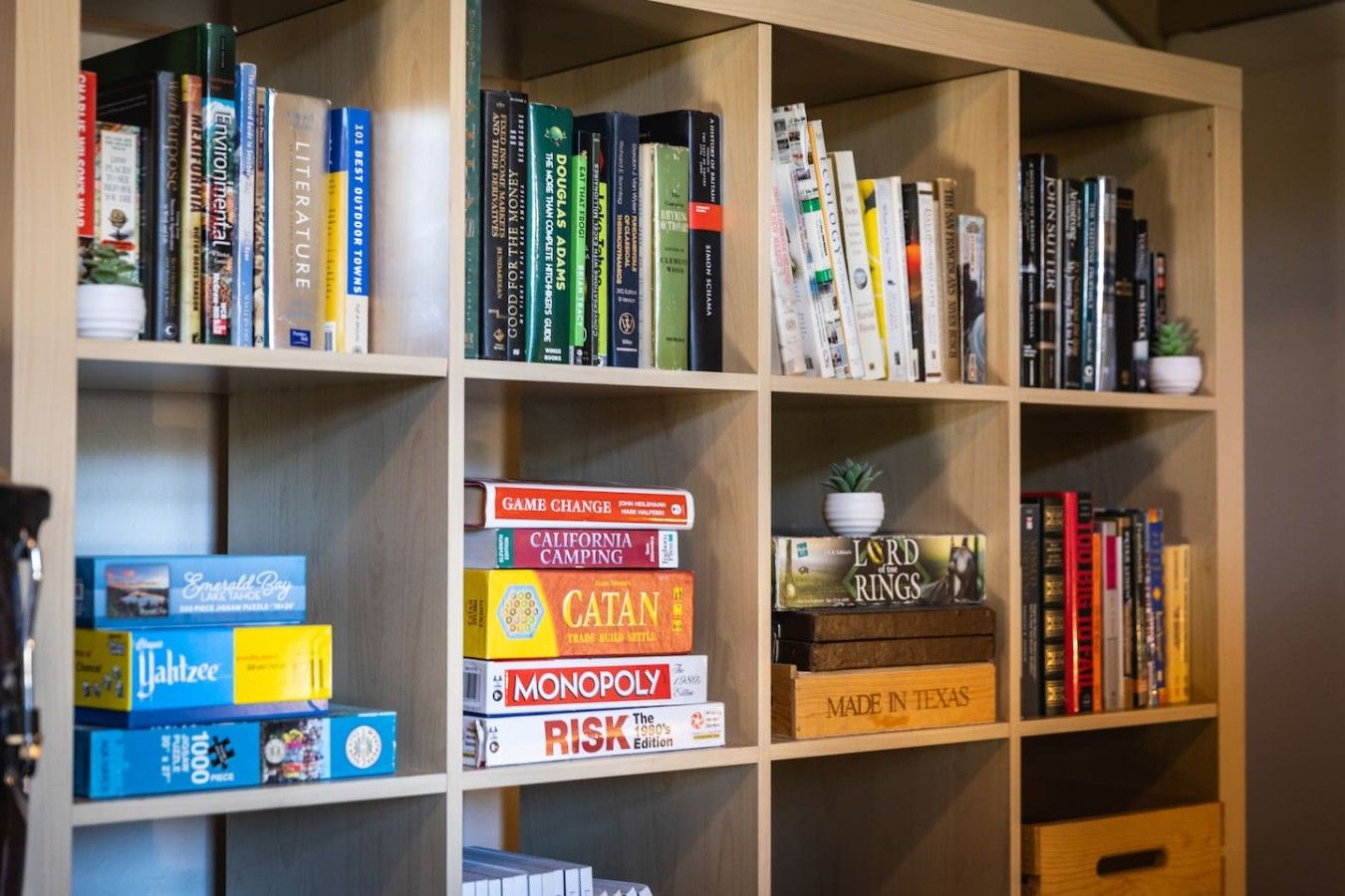 Ein Bücherregal mit verschiedenen Büchern und Gesellschaftsspielen.