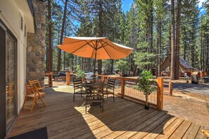 Outdoor dining - Tahoe Retreat | Yard, BBQ & Hot Tub | Sleeps 6 (South Lake Tahoe)