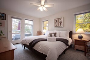 3 bedrooms, desk, iron/ironing board, WiFi - Lakefront Cabin | Boat Dock-Fireplace-Sunset Views (Newport)