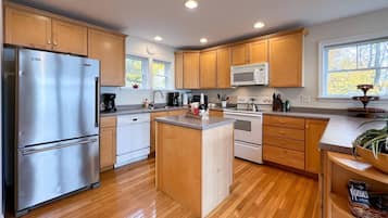 Fridge, microwave, stovetop, dishwasher