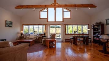 Una televisión, un reproductor estéreo