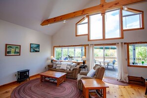 TV, stereo - Killington Retreat | Deck-Fire Pit-Mountain Views! (Clarendon)