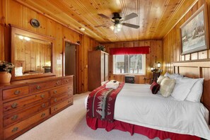 2 soverom, skrivebord, strykejern/-brett og reiseseng for barn