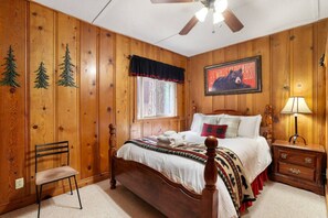 2 soverom, skrivebord, strykejern/-brett og reiseseng for barn