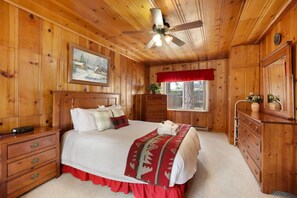 2 habitaciones, escritorio y tabla de planchar con plancha