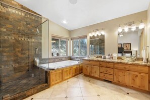 Hair dryer, shampoo - Luxury Home | Heavenly-Chef`s Kitchen | Sleeps 8 (Stateline)