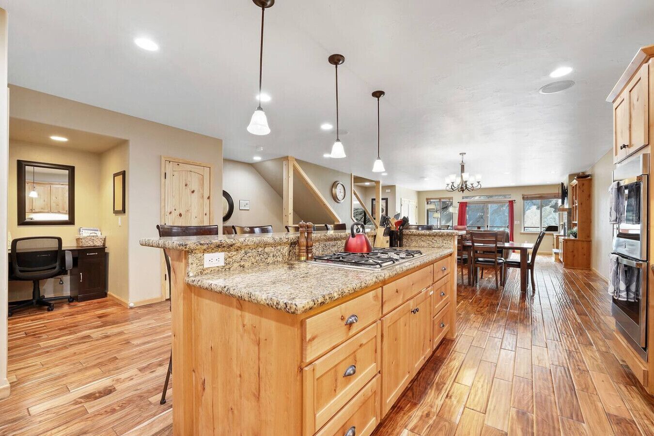 冷蔵庫、電子レンジ、オーブン、コンロ