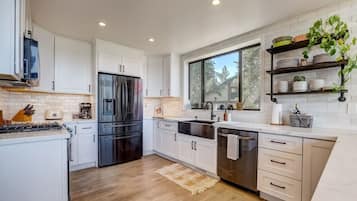 Réfrigérateur, micro-ondes, four, plaque de cuisson