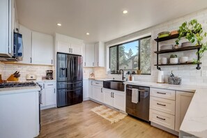Refrigerador, microondas, horno, placa de cocina