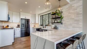 冰箱、微波炉、烤箱、炉灶