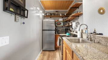 Geladeira, micro-ondas, fogão, cooktop