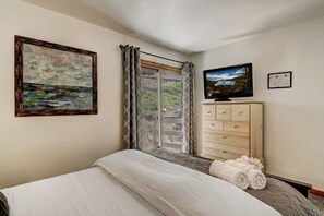 2 bedrooms, iron/ironing board, WiFi, bed sheets - Cozy Condo | Near Heavenly-Fireplace | Sleeps 6 (Stateline)