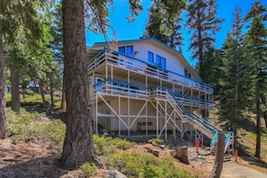 A multi-story building with a balcony, surrounded by trees. - Cozy Condo | Near Heavenly-Fireplace | Sleeps 6 (Stateline)