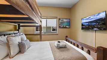 4 bedrooms, iron/ironing board, WiFi, bed sheets