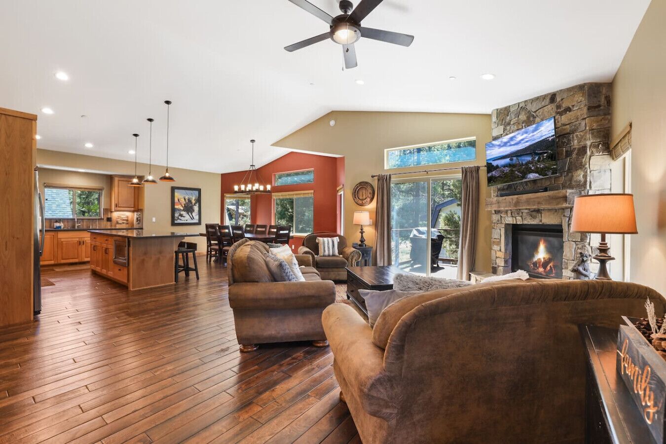 Télévision, cheminée, baby-foot