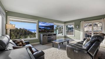 Televisión y chimenea