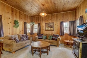 Televisión y chimenea 