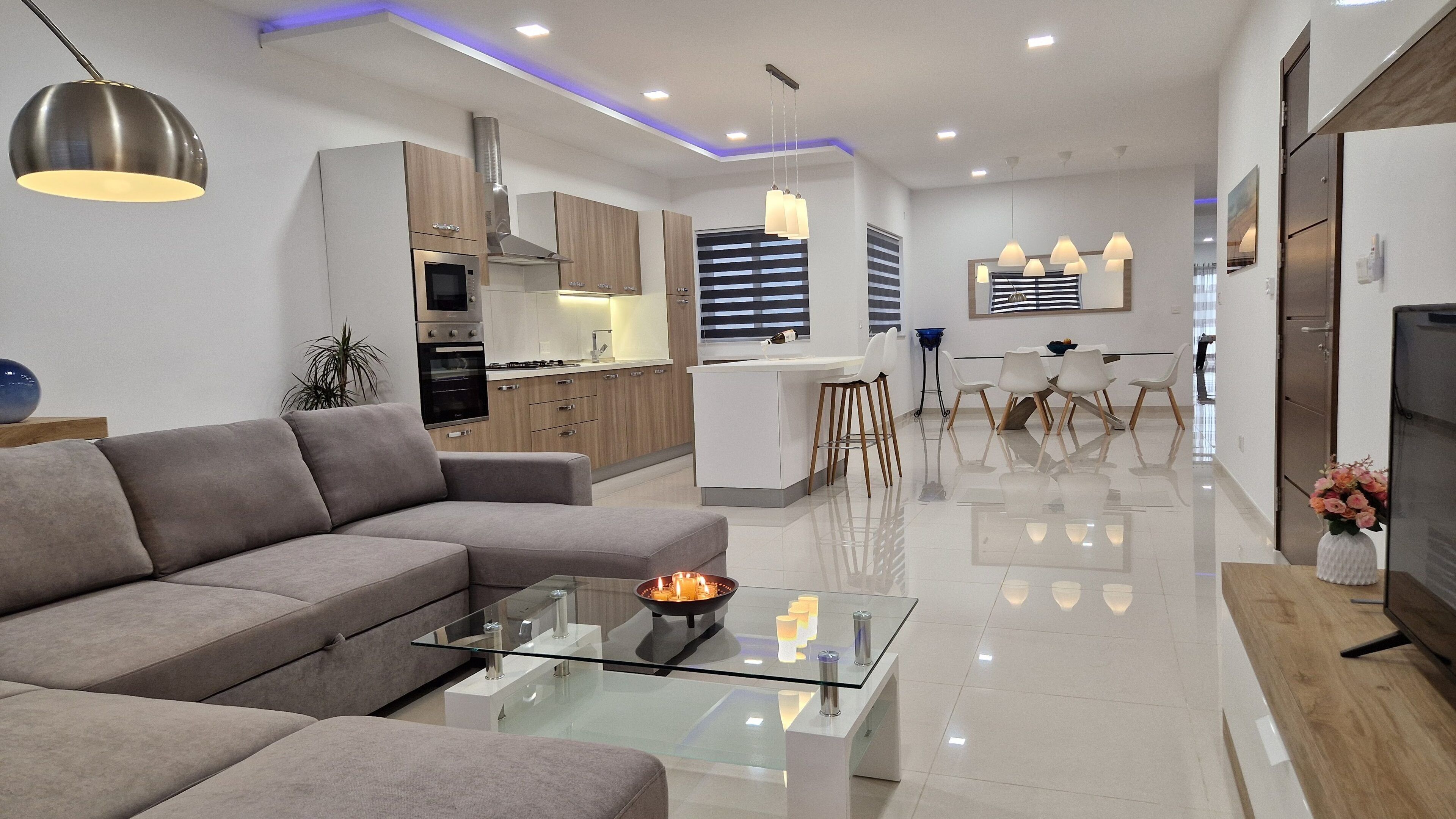 スマートテレビ、テーブルサッカー台、書庫