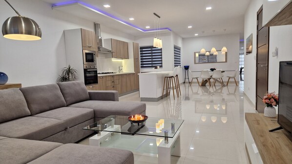 Smart TV, table football, books - Carousel - Modern Spacious Apartment (Qrendi)