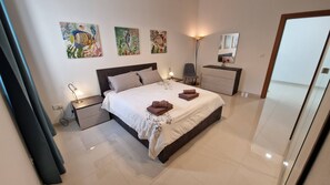 3 bedrooms, desk, iron/ironing board, free WiFi