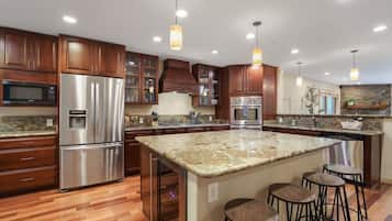 Geladeira, micro-ondas, fogão, cooktop