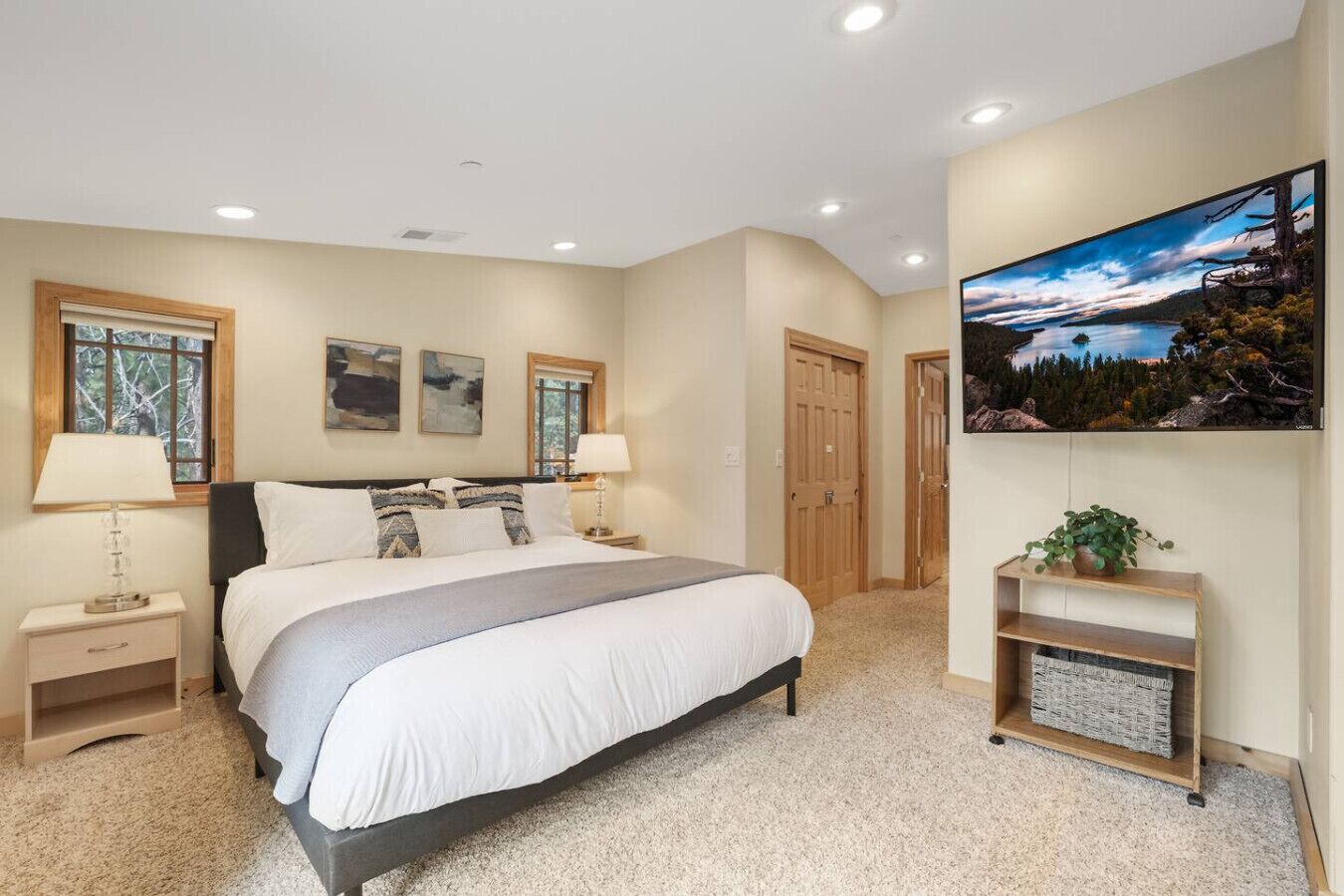 5 bedrooms, desk, iron/ironing board, WiFi