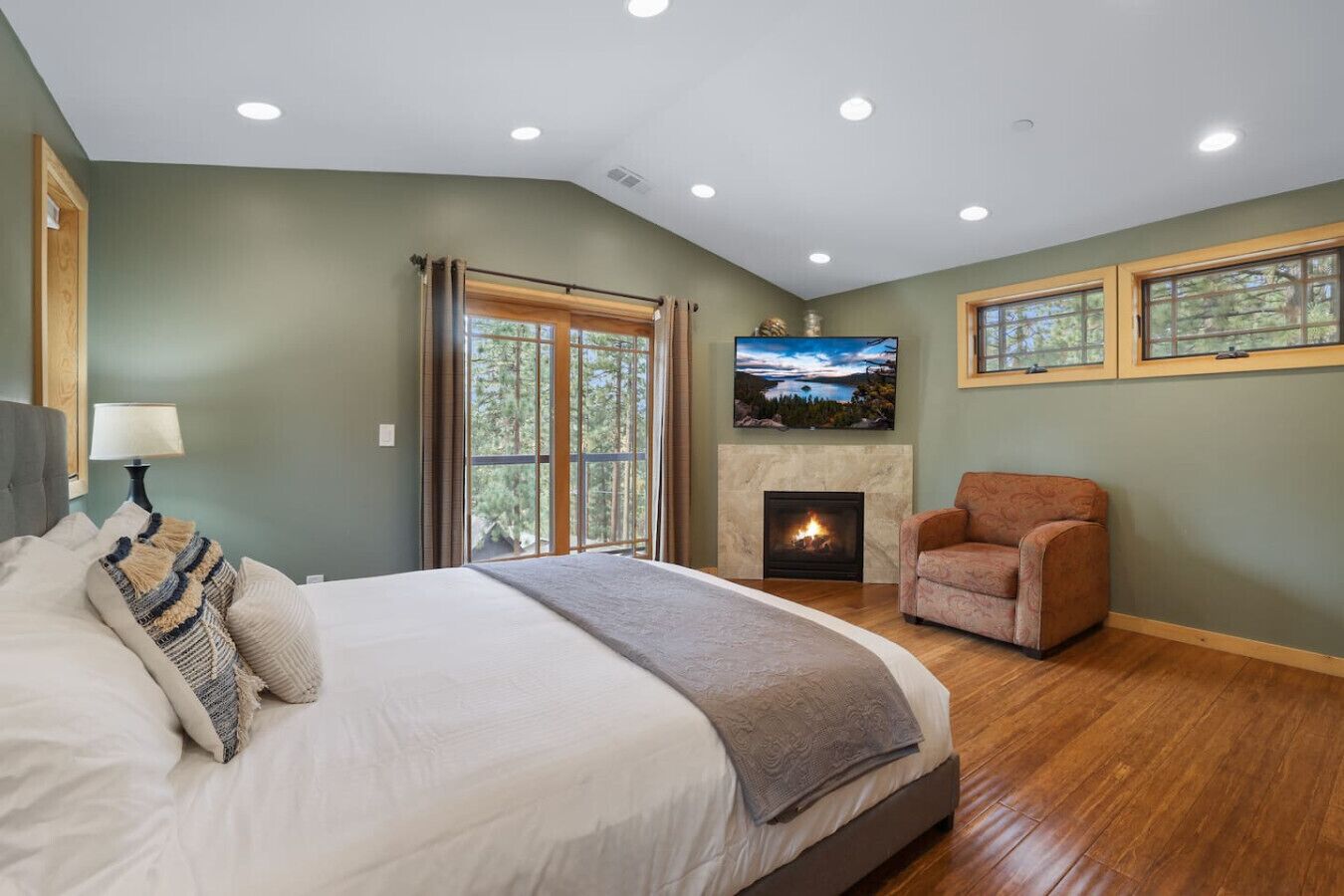 5 bedrooms, desk, iron/ironing board, WiFi