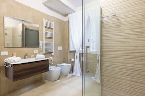 Shower, hair dryer, bidet, towels - Angela Luxury Home, Families Premium Apartment (Roma)