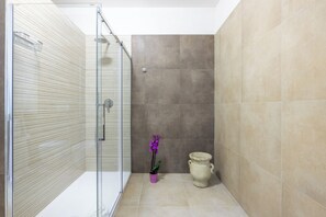 Shower, hair dryer, bidet, towels - Angela Luxury Home, Families Premium Apartment (Roma)