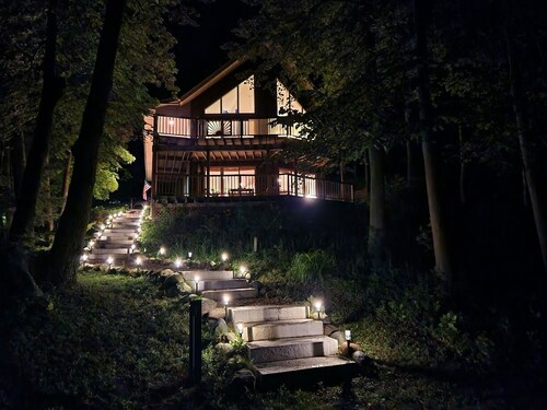 Perfect winter get-away!   Spacious Lakefront Getaway 3BR+Loft & cozy Fire Pit.