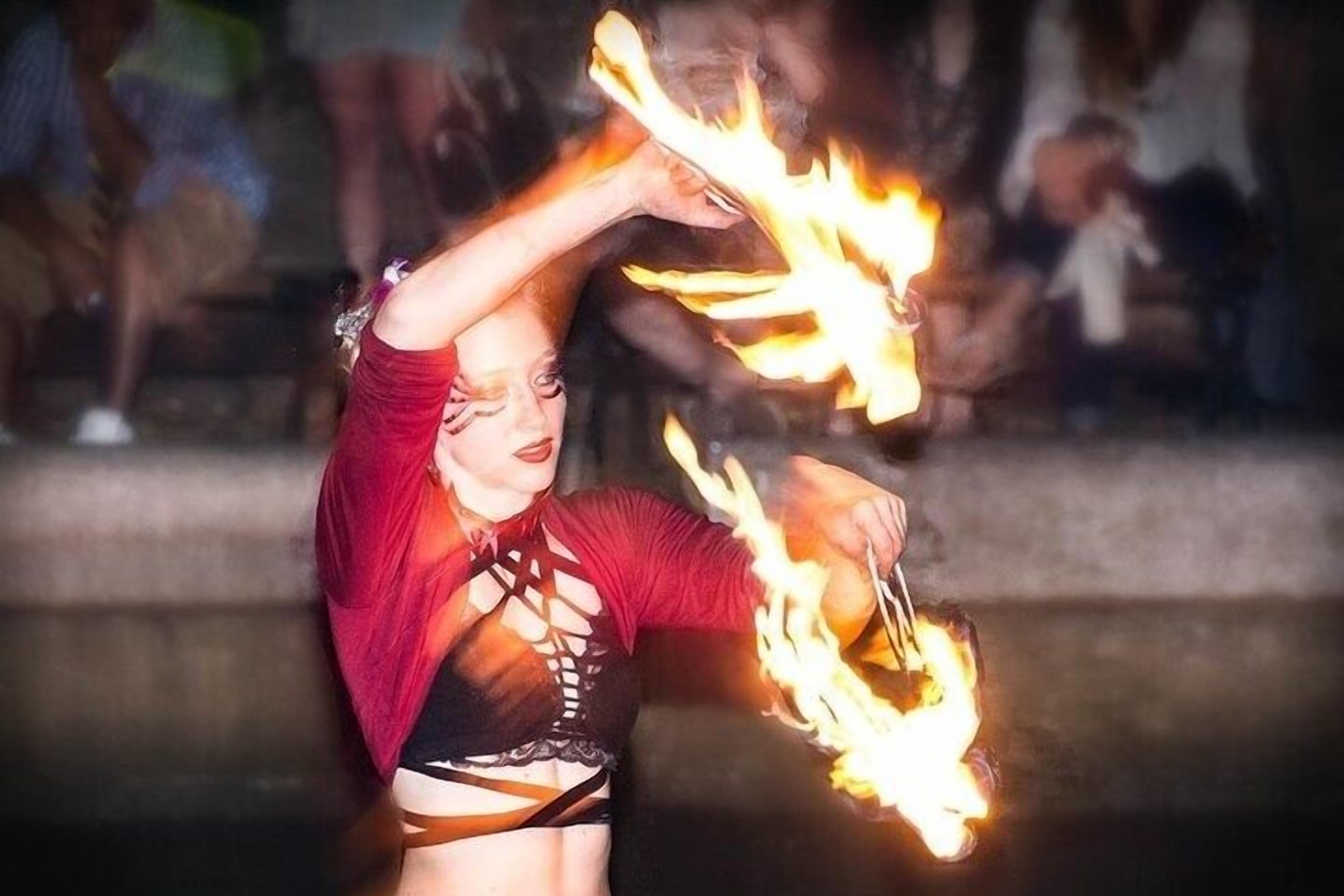 Une personne qui fait une performance avec du feu.