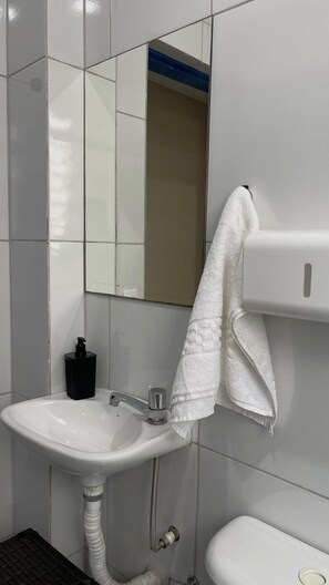 毛巾、肥皂、洗髮精、衛生紙