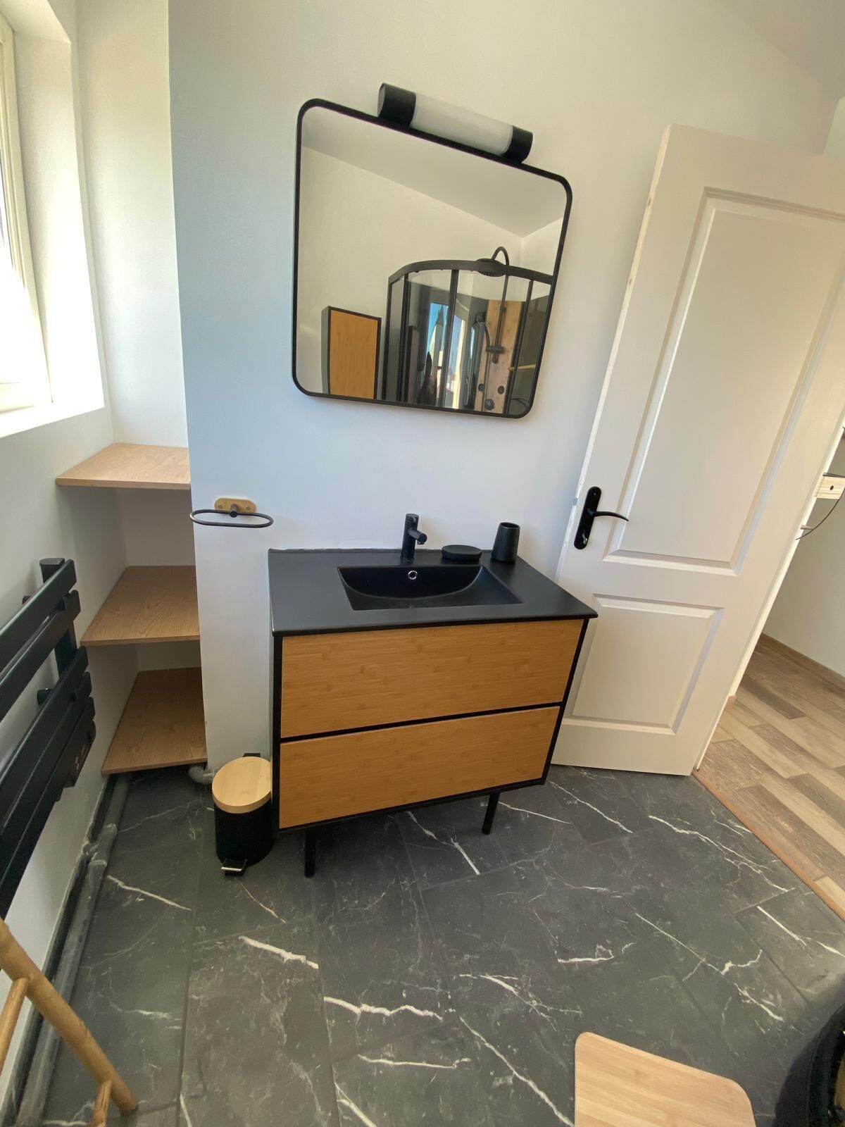 Doccia, asciugacapelli, asciugamani, sapone